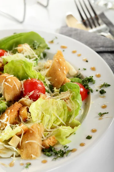 Ensalada fresca con sabrosa guarnición —  Fotos de Stock