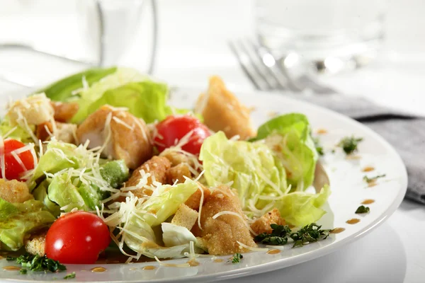 Salada fresca com guarnição saborosa — Fotografia de Stock