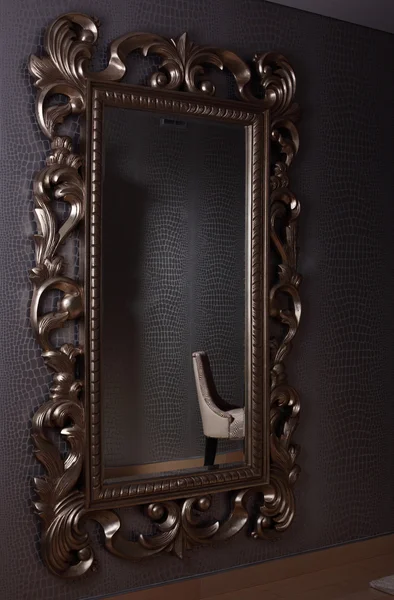 Espelho de moda antiga no interior — Fotografia de Stock