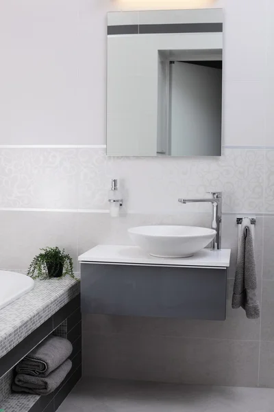Salle de bain lumineuse avec robinet chromé — Photo