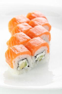 beyaz zemin üzerine taze sushi