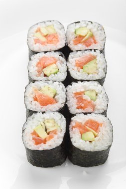 beyaz zemin üzerine taze sushi