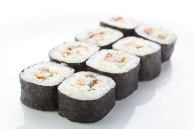 beyaz zemin üzerine taze sushi