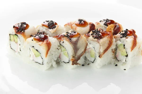 Świeże sushi na białym tle — Zdjęcie stockowe