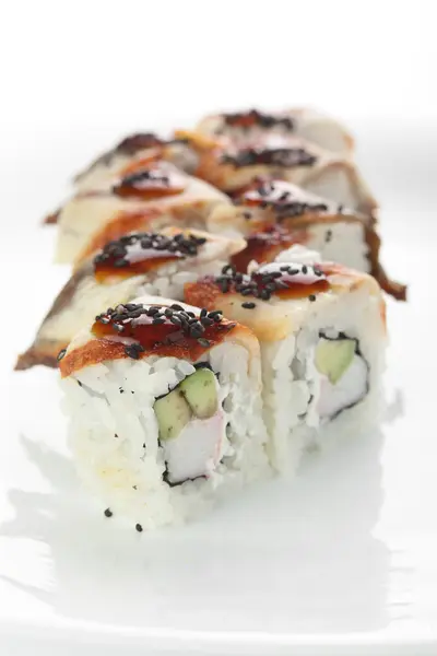 Čerstvé sushi na bílém pozadí — Stock fotografie