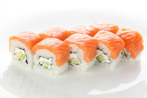 Färsk sushi på vit bakgrund — Stockfoto