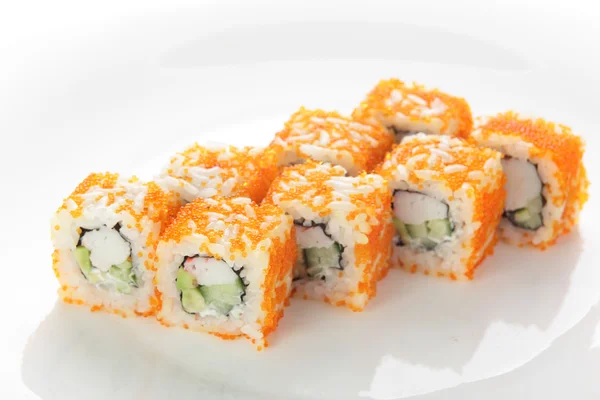 Frisches Sushi auf weißem Hintergrund — Stockfoto