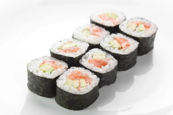 Frisches Sushi auf weißem Hintergrund — Stockfoto