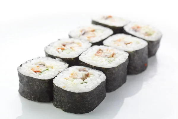 Frisches Sushi auf weißem Hintergrund — Stockfoto