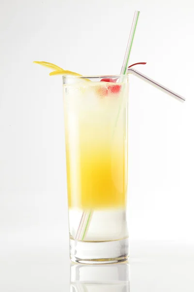 Färska cocktail på en vit bakgrund — Stockfoto