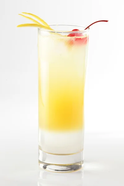 Färska cocktail på en vit bakgrund — Stockfoto