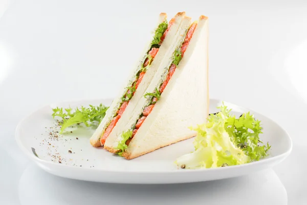 Verse sandwich op witte achtergrond — Stockfoto