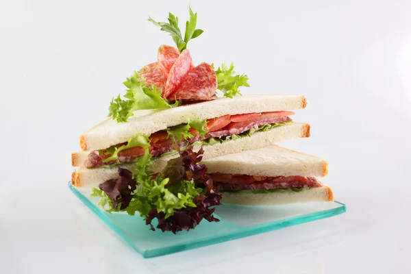 Verse sandwich op witte achtergrond — Stockfoto