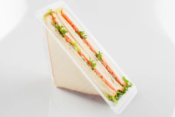 Φρέσκα σάντουιτς σε άσπρο φόντο — Φωτογραφία Αρχείου