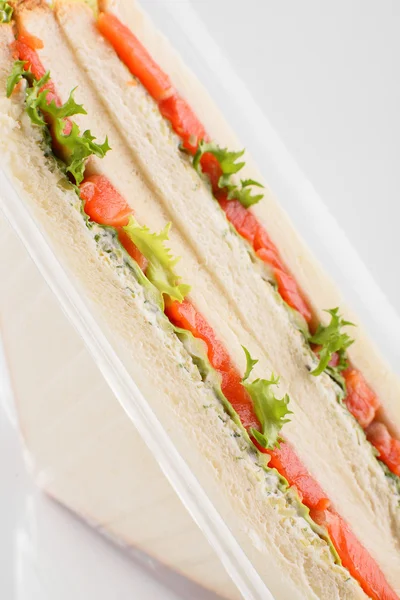 Sandwich fresco sobre fondo blanco — Foto de Stock