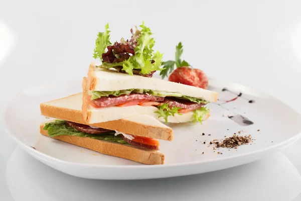 Sanduíche fresco sobre fundo branco — Fotografia de Stock