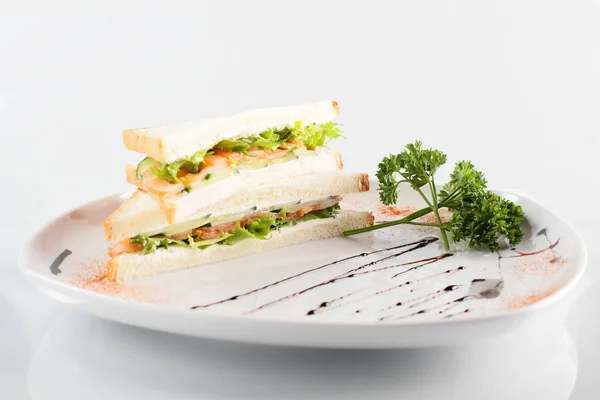 Świeże kanapki na białym tle — Zdjęcie stockowe