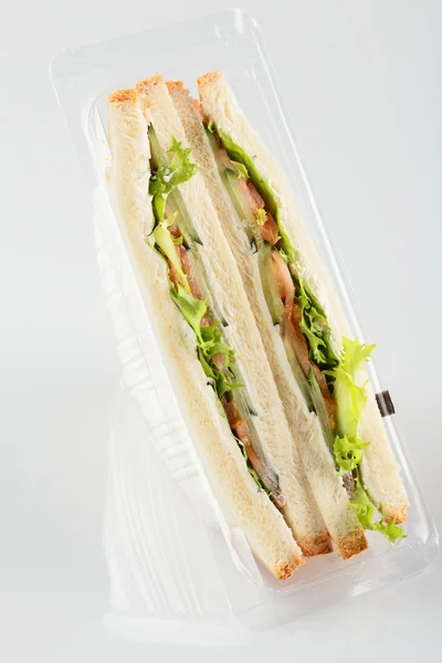 Verse sandwich op witte achtergrond — Stockfoto