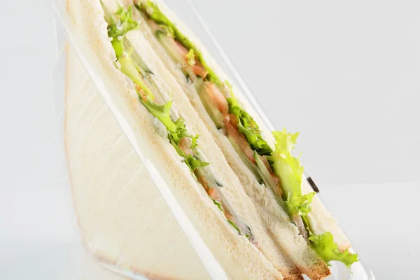 Свіжий бутерброд на білому тлі — стокове фото