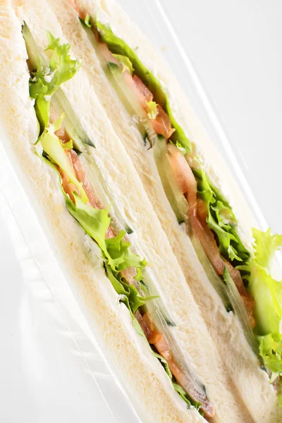 Čerstvý sendvič na bílém pozadí — Stock fotografie