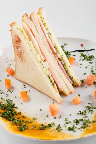 Sanduíche fresco sobre fundo branco — Fotografia de Stock