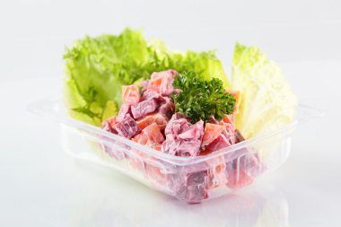 beyaz zemin üzerinde taze yaz salatası