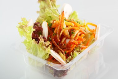 beyaz zemin üzerinde taze yaz salatası