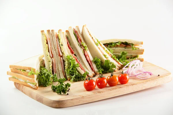 Verschiedene Sandwiches auf Holztisch — Stockfoto