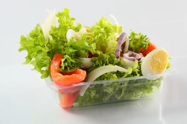 beyaz zemin üzerinde taze yaz salatası