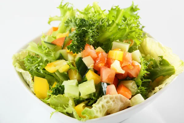 Salade fraîche d'été sur fond blanc — Photo