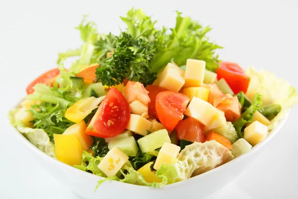 Frischer Sommersalat auf weißem Hintergrund — Stockfoto