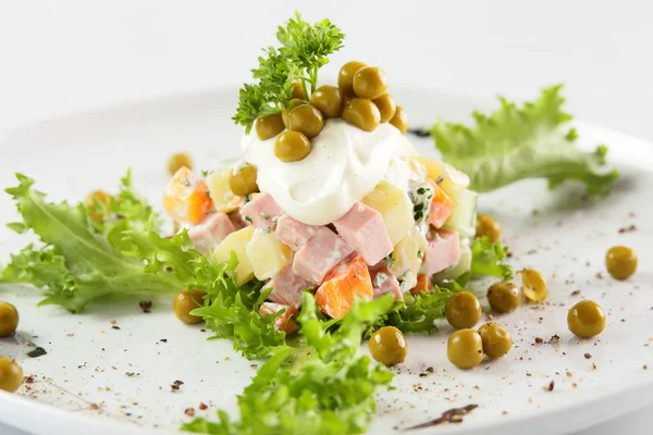 Salada de verão fresco no fundo branco — Fotografia de Stock