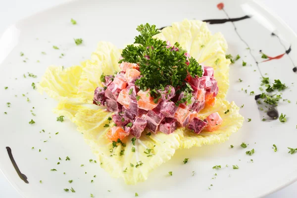 Salada de verão fresco no fundo branco — Fotografia de Stock