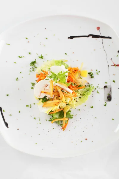Fresca insalata estiva su sfondo bianco — Foto Stock