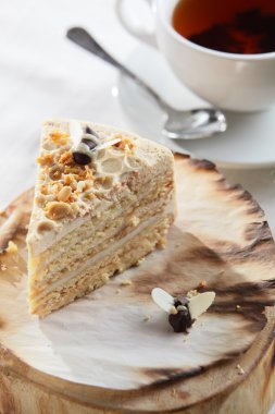 taze ve tatlı pasta tabağı üzerinde