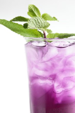 beyaz zemin üzerine taze kokteyl