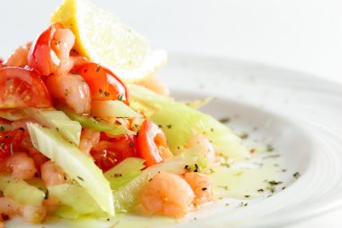 Beyaz arkaplanda taze salata