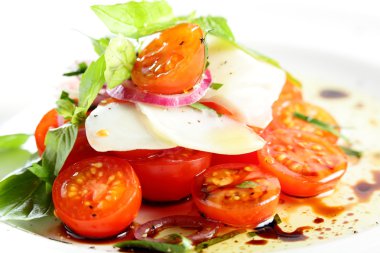 Beyaz arkaplanda taze salata