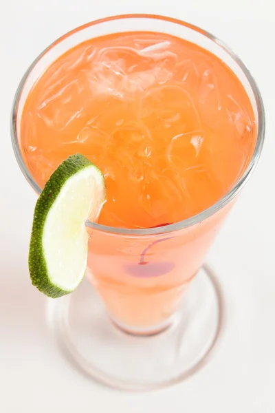 Färska cocktail på vit bakgrund — Stockfoto