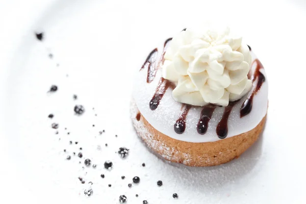 Fresh and sweet cake on dish — Stock Photo, Image