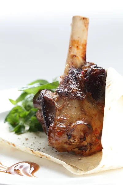 Carne arrosto su piatto bianco — Foto Stock