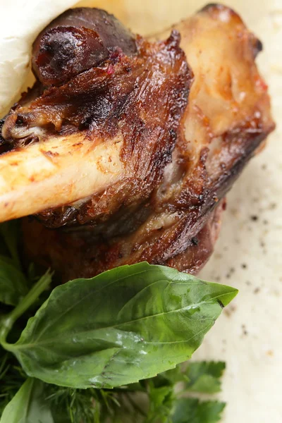 Carne assada em prato branco — Fotografia de Stock