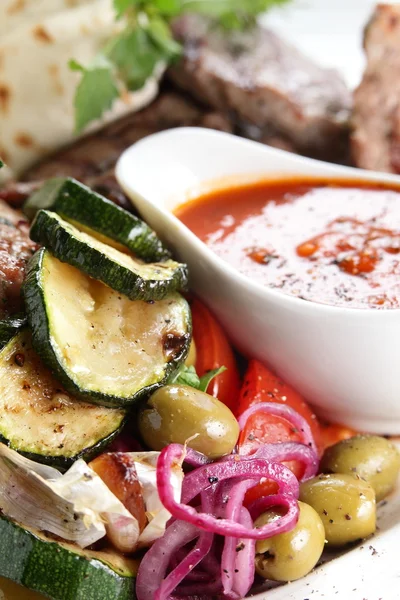 Ensalada caliente con peaces de carne — Foto de Stock