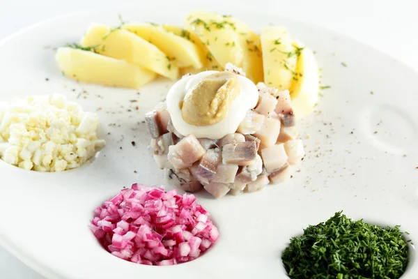 Salada fresca sobre fundo branco — Fotografia de Stock