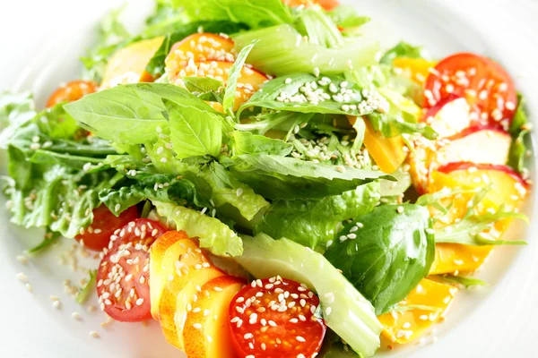 Frisk salat på hvid baggrund - Stock-foto