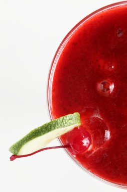 beyaz zemin üzerine taze kokteyl