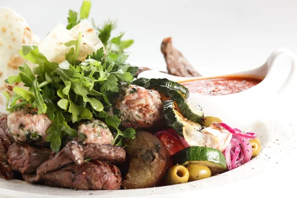 Warme salade met stukken van vlees — Stockfoto