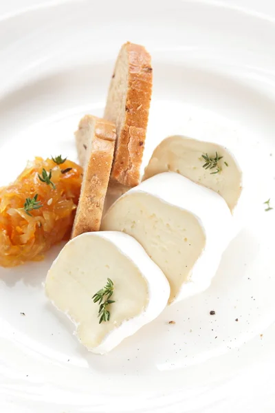 Κομμάτια του τυριού στο άσπρο πιάτο — Φωτογραφία Αρχείου