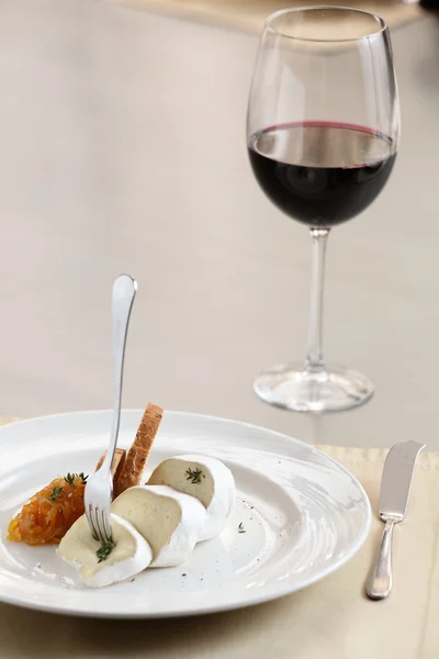 Κομμάτια του τυριού στο άσπρο πιάτο — Φωτογραφία Αρχείου
