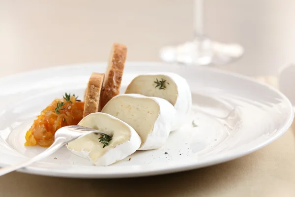 Pace di formaggio su piatto bianco — Foto Stock